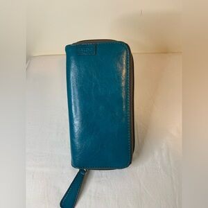 ALDO. Teal Leather Zip Wallet
Aquamarine color